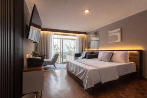 Miranthia Hotel Business and family