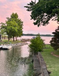 Newly Renovated Modern Lakehouse