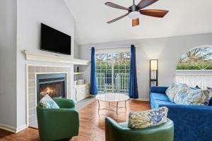 6F Cumberland - split level, 2 bedroom villa, full access!! condo