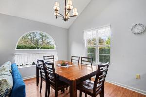 6F Cumberland - split level, 2 bedroom villa, full access!! condo