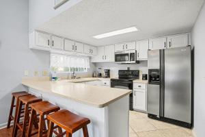 6F Cumberland - split level, 2 bedroom villa, full access!! condo