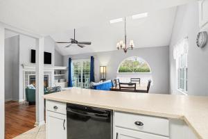 6F Cumberland - split level, 2 bedroom villa, full access!! condo