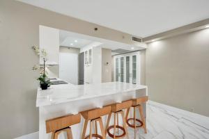 Luxury Oceanview Beachfront Condo Grand Balcony 1403