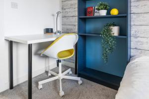 3 Bedroom House - Sleeps 8 - Driveway Parking