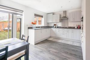 3 Bedroom House - Sleeps 8 - Driveway Parking