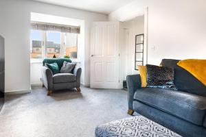 3 Bedroom House - Sleeps 8 - Driveway Parking