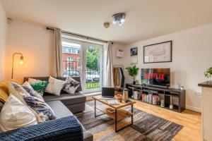 Modern 2BR Apartment with Free Parking Sleeps 8 Walk to Old Trafford