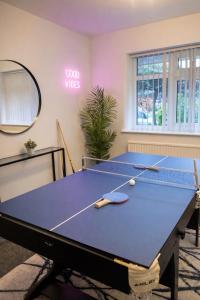 Elegant Hale Home 6 Mins to Airport with Driveway & Garden Sleeps 7