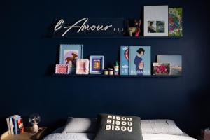 Chambre confortable avec espace bureau