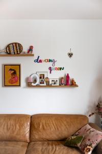 Chambre confortable avec espace bureau