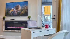 Family Stylish 1BR and Den Condo -Apartment with City View, Downtown, Balcony, Free Parking, In-Suite Laundry!