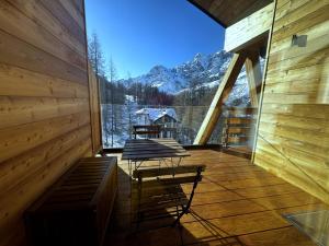 FLORA ALPINA EXPERIENCE - "Ski-to-Door" Brand New Chalet Apartments with Indoor Garage and Mountain View