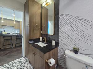 Family Stylish 1BR and Den Condo -Apartment with City View, Downtown, Balcony, Free Parking, In-Suite Laundry!