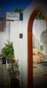 Private Pool Villa in Central Canggu-Walk to Cafés