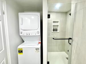 Violet Escape Modern Apt 1B 1B, Kitchen, Parking