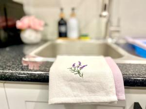 Violet Escape Modern Apt 1B 1B, Kitchen, Parking