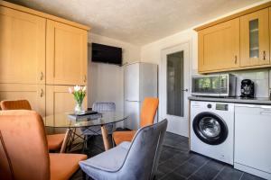 Central Milton Keynes 2 Bed Apartment with Free Parking Ideal for Contractors & Business stays