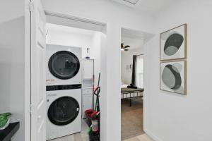 Modern 2BR Unit with Hot Tub