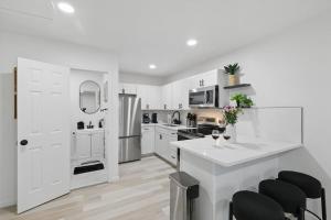 Modern 2BR Unit 3 with Hot Tub