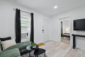 Modern 4BR 2BA Home with Hot Tub-Grill & Huge Yard