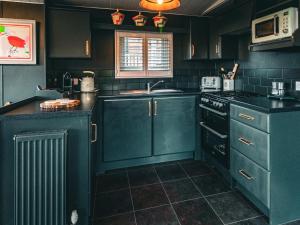 The Game Keeper - Uk50611