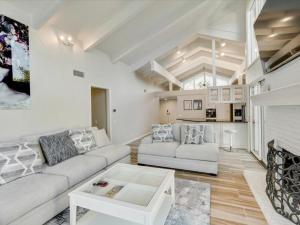 Majestic 4BR 2 5B Home with Mini Golf Pool & Billiards