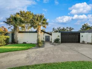 Majestic 4BR 2 5B Home with Mini Golf Pool & Billiards