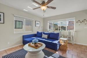 Roswithas Beach Getaway Apt - Walk to Sand & Bay