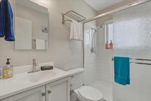 Roswithas Beach Getaway Apt - Walk to Sand & Bay