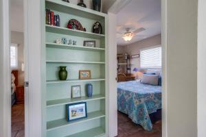 Roswithas Beach Getaway Apt - Walk to Sand & Bay