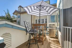 Roswithas Beach Getaway Apt - Walk to Sand & Bay