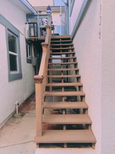 Roswithas Beach Getaway Apt - Walk to Sand & Bay