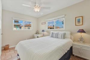 Roswithas Beach Getaway Apt - Walk to Sand & Bay