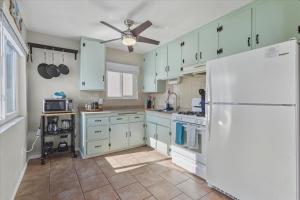Roswithas Beach Getaway Apt - Walk to Sand & Bay