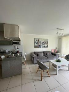 Modern apartment with pool, terrace and grill