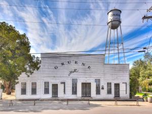 Historic Gruene Condo Near River, BBQ & Live Music