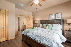 Historic Gruene Condo Near River, BBQ & Live Music