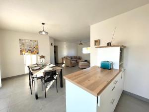 Maison neuve 2 chambres - À pied du centre-bourg - FR-1-231-345