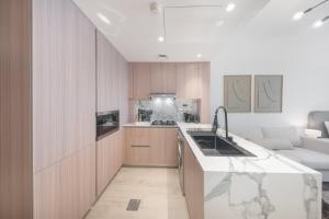 Free housekeeping visits during your stay - StayShort - Stylish Studio in JVT Sleeps 3 with Patio