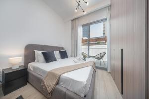 Free housekeeping visits during your stay - StayShort - Stylish Studio in JVT Sleeps 3 with Patio