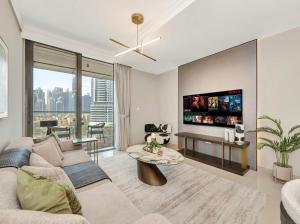 Kensington 1BR and Study with Sofa Bed Burj View Dubal mall link