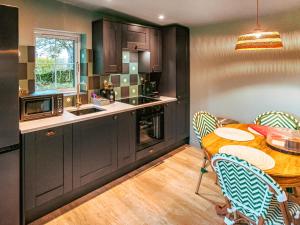 The Twitcher - Uk50612