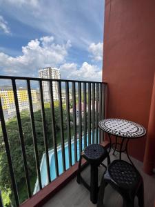 Modern Two Bedroom Ipoh City Apartment with Pool, Gym and Free Parking