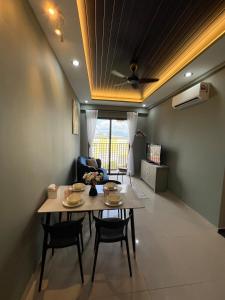 Modern Two Bedroom Ipoh City Apartment with Pool, Gym and Free Parking