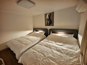 Gangnam Modern House 5 minutes from Yeoksam Station Sleeps 6