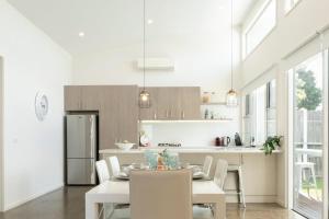 Bell Beach House - Pets on request - 1pm Check-in