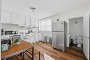 Newton Newly Renovated 3Br Apt