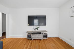 Newton Newly Renovated 3Br Apt