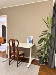 Saunallinen kolmio kahdella autopaikalla