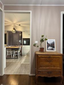 Saunallinen kolmio kahdella autopaikalla